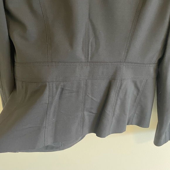 Size 4 Like New Authentic Burberry Blazer - Picture 12 of 17